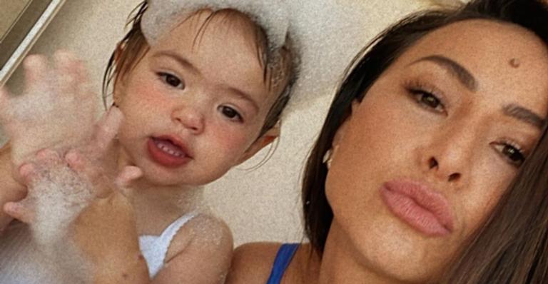 Sabrina Sato se derrete ao mostrar Zoe dando risada: ”O sorriso é da mamãe”