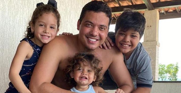 Wesley Safadão aproveita a tarde andando de cavalo com a família e encanta