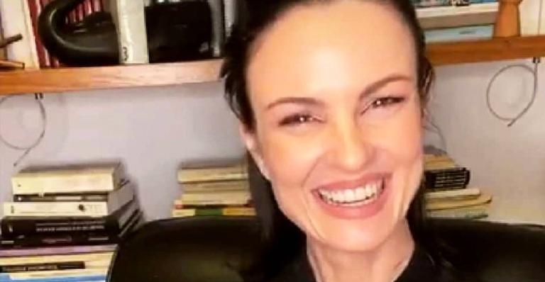Carolina Kasting posta foto raríssima do filho caçula no dia do aniversário e encanta muito a web