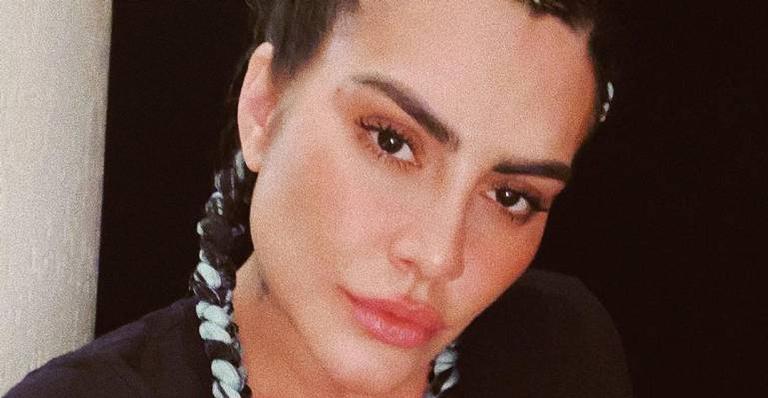 “Melhor sozinha do que com aquele embuste”, dispara Cleo