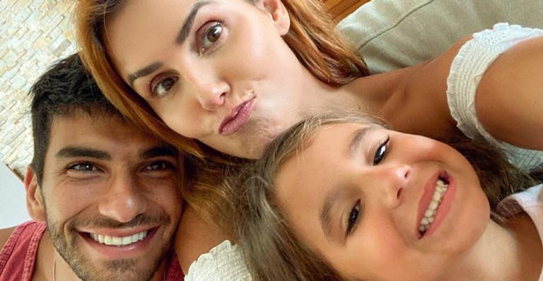 Deborah Secco se derrete ao ver a filha e o marido jogando vídeo-game: ”Minha vida”