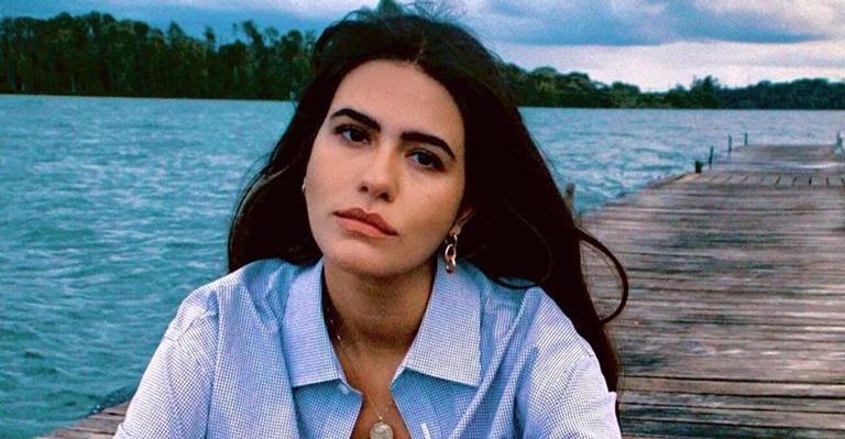 Em quarentena, Antonia Morais faz topless ao tomar sol dentro de casa: ”Manter vitamina D em dia”