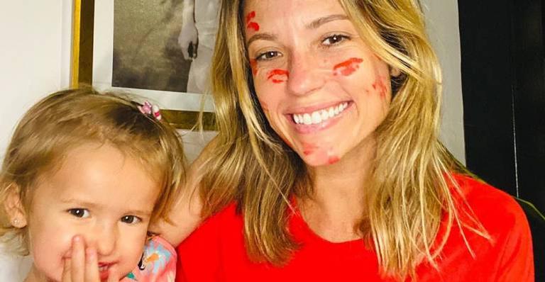 Juliana Didone posa com a filha e desabafa sobre quarentena: ”Cansativo”