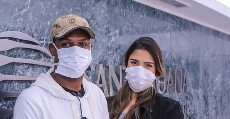 MC Kekel deixa maternidade ao lado da esposa e da filha recém-nascida, Helena