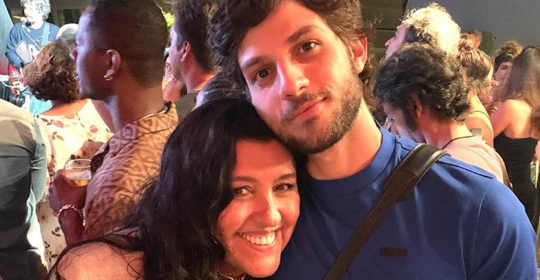 Regina Casé parabeniza Chay e lamenta saudade: ”Te dar um cheiro no cangote”
