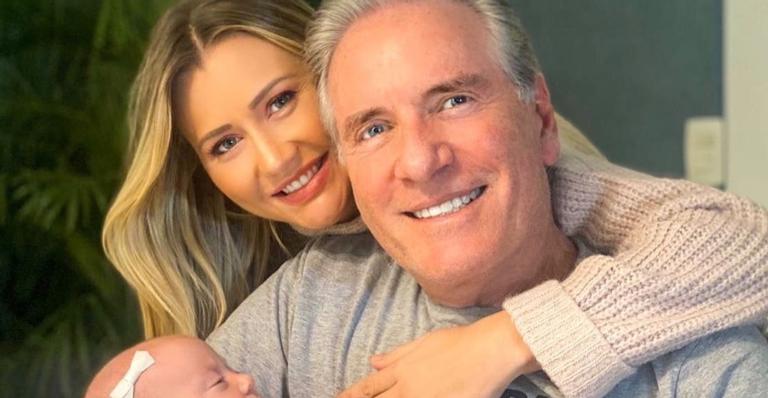 Roberto Justus se derrete ao exibir look chique e fofo de Vicky: ”Minha carequinha sorridente”