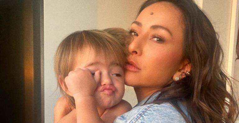 Sabrina Sato se derrete ao registrar a filha, Zoe, desenhando: ”E essa mão aí?”