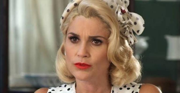 Sandra finge interesse e beija o burro Policarpo em ‘Eta Mundo Bom’