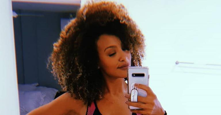 Sheron Menezzes se arruma para ficar em casa e fala sobre autoestima: ”Me deixei linda pra mim”