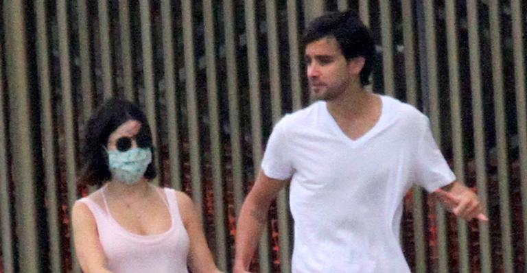 Sthefany Brito é flagrada passeando com o marido e exibe barriga de grávida