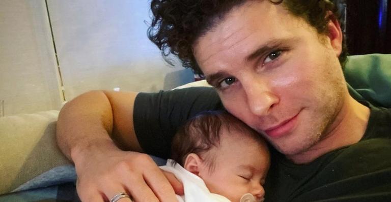 Thiago Fragoso celebra segundo mês de vida do caçula em família e reação do bebê rouba a cena