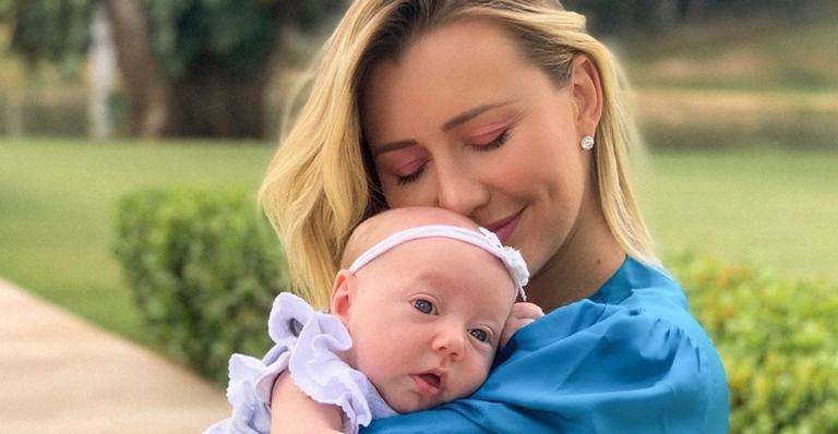 Ana Paula Siebert se derrete ao amamentar Vicky e brinca: ”Esse mundo podia parar agora”