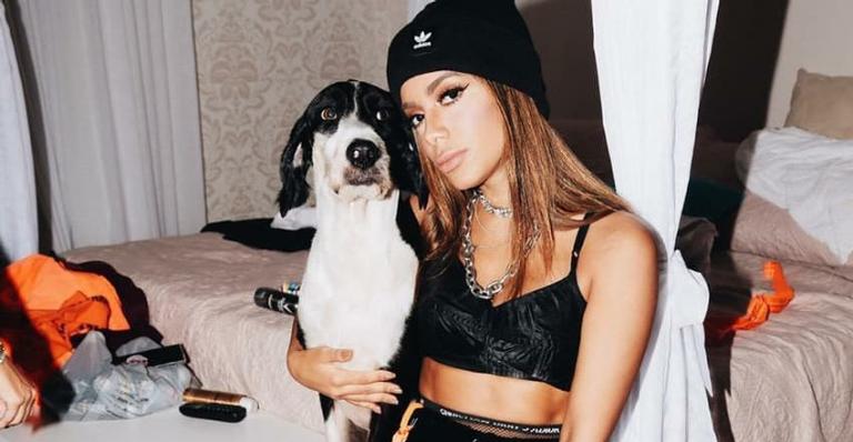 Ao voltar para o Rio de Janeiro, Anitta é recebida com festa dos seus cachorros