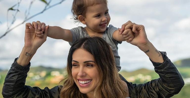 Bella Falconi derrete os seguidores ao compartilhar vídeo da caçula fugindo na hora de tomar vacina