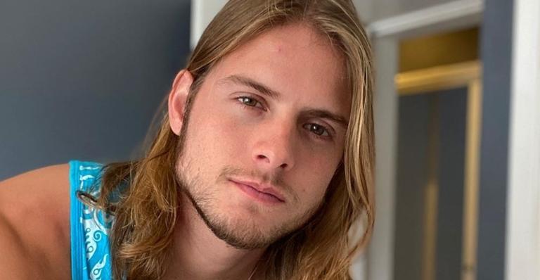 Ex-BBB Daniel Lenhardt posa sem camisa e arranca suspiros da web: ”Que homem!”