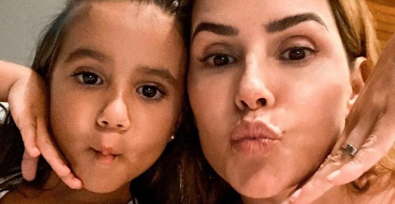 Deborah Secco encanta os fãs ao publicar sequência de fotos de Maria Flor pronta pro São João