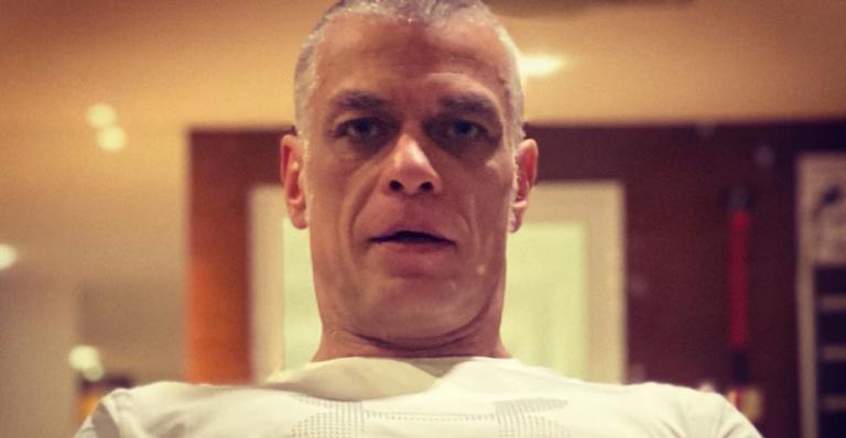 Fábio Assunção recebe elogios da web ao posar em camisa na praia: ”Lindo ao extremo”