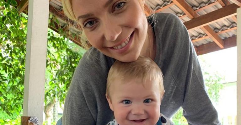 Luiza Possi dá papinha para o filho e deixa fãs apaixonados: ”Fofura”