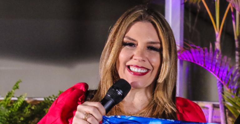 Durante Live, Simony anuncia que será rainha de bateria da Unidos do Peruche em 2021