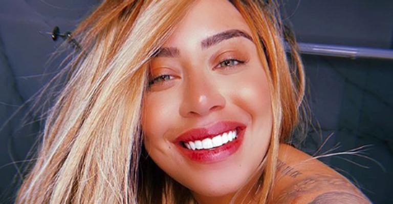 Só de toalha, Rafaella Santos sensualiza na web