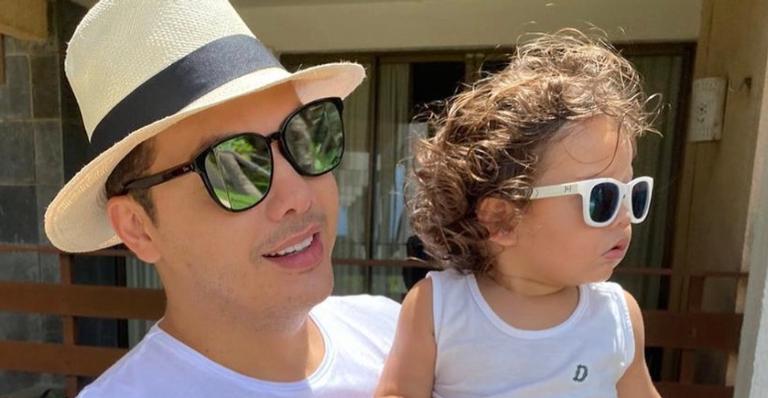 Wesley Safadão posa ao lado do filho caçula, Dom e se derrete: ”Depois do cochilo”
