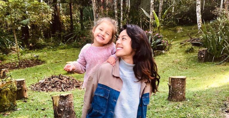 Yanna Lavigne explode o fofurômetro ao exibir filha fazendo as unhas