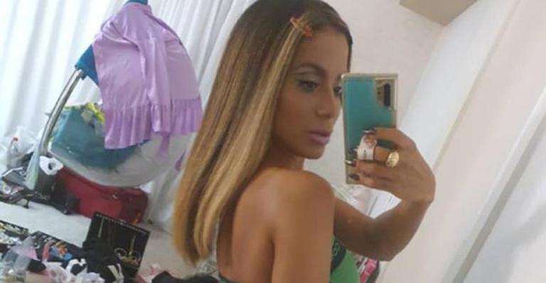 Anitta exibe o bumbum e eleva a temperatura: ”Saudade”