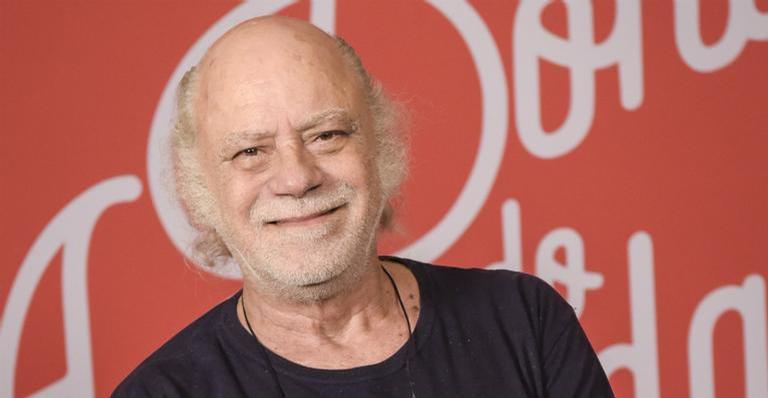 Aos 72 anos, Tonico Pereira se exercita na esteira e fãs disparam: ”Projeto barriga trincada”