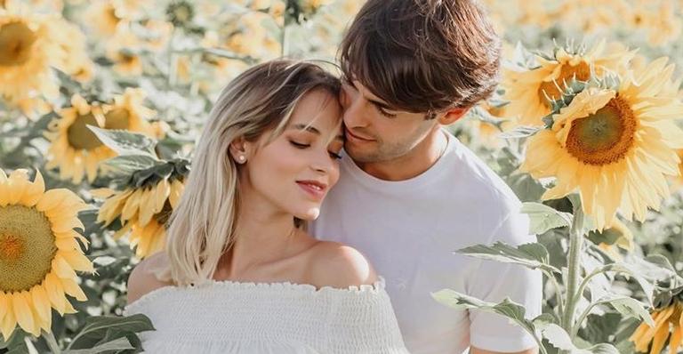 Carol Dias, esposa de Kaká, se derrete ao mostrar o barrigão de 6 meses de gravidez mexendo