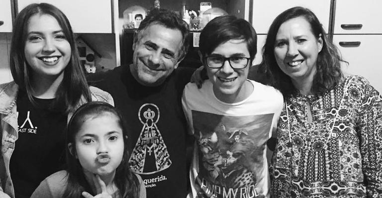 Irmã de Rafael Miguel comemora aniversário do falecido pai e lamenta saudade