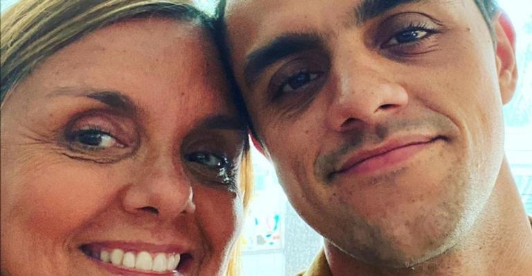 Vovó coruja! Mãe de Felipe Simas divide momento fofíssimo com o neto, Vicente: ”Gordinho lindo”