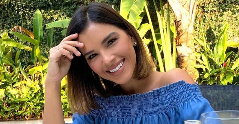 Mariana Rios recebe dos pais as primeiras roupinhas para o seu bebê: ”Que coisa fofa”