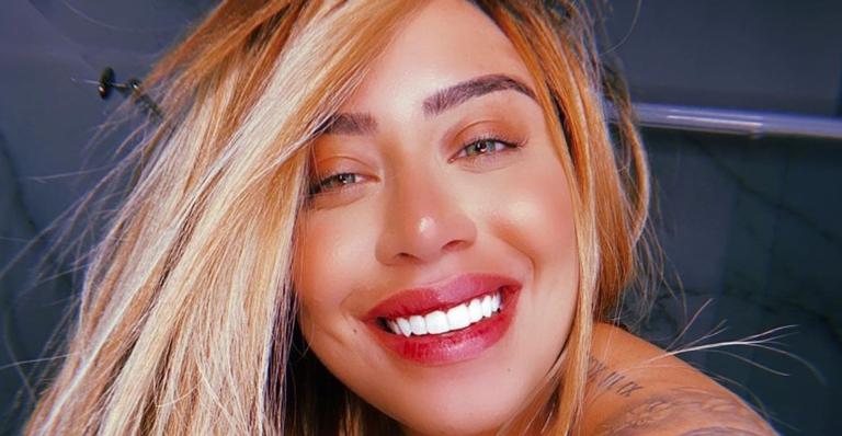 Rafaella Santos posa com look justíssimo na sala da mansão da família e ostenta boa forma