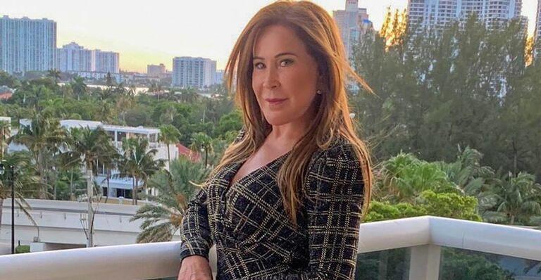 Zilu Camargo surge loiríssima em lembrança e chama atenção