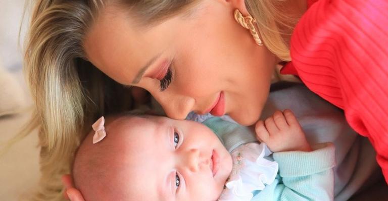 Ana Paula Siebert encanta ao mostrar Vicky balançando em cadeira de bebê com barulho do útero