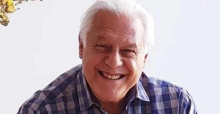Esposa de Antonio Fagundes corta o cabelo do ator: ”Sextou com os cuidados dela”