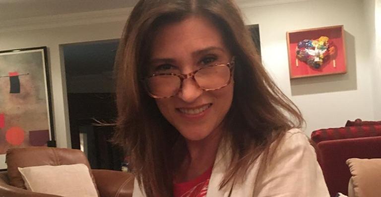 Durante quarentena, Beth Goulart surge à vontade em momento de faxina em casa