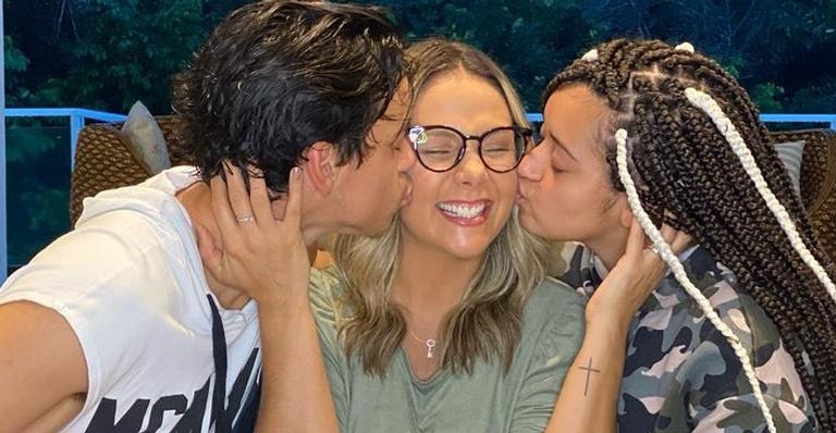 Carla Perez surge coladinha nos filhos e beleza rouba a cena: ”Um mais lindo que o outro!”