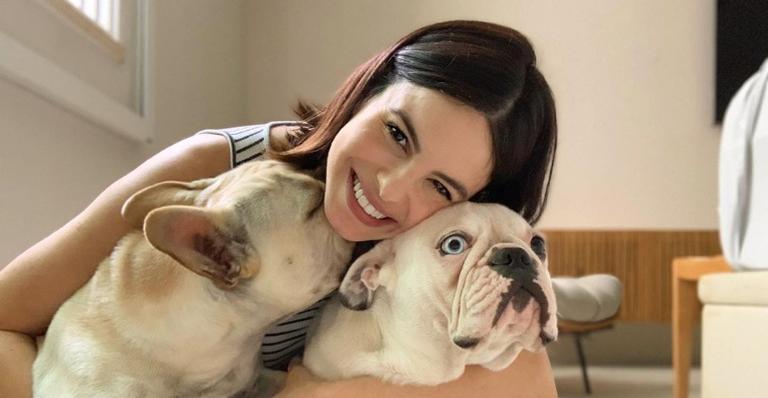 Grávida, Sthefany Brito exibe barriguinha em clique fofo ao lado dos seus cachorros