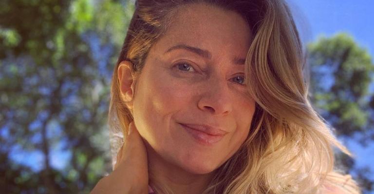 Leticia Spiller tenta tomar sol e é interrompida pelo cachorro da família: ”Coisa mais fofa”