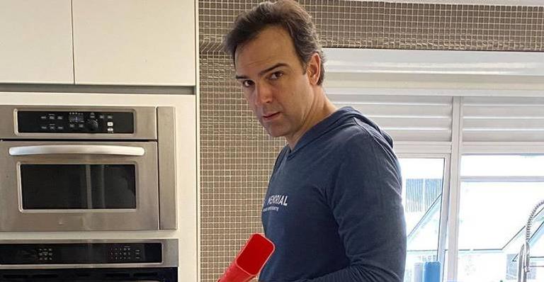 Tadeu Schmidt revela sufoco na cozinha: ”Tive que usar um extintor de incêndio pela primeira”