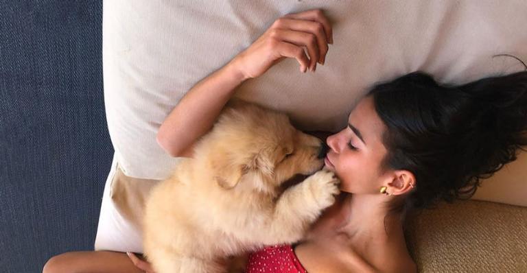 Bruna Marquezine brinca sobre ‘vozinha’ ao falar com sua cachorrinha, Amora