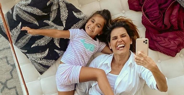 Deborah Secco encanta ao registrar momento de união familiar