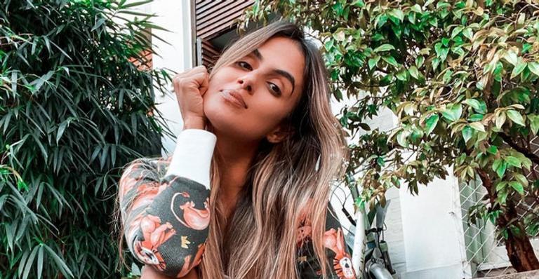 Ex-BBB Carol Peixinho compartilha clique na praia: ”A vida é mais gostosa com os pés na areia”