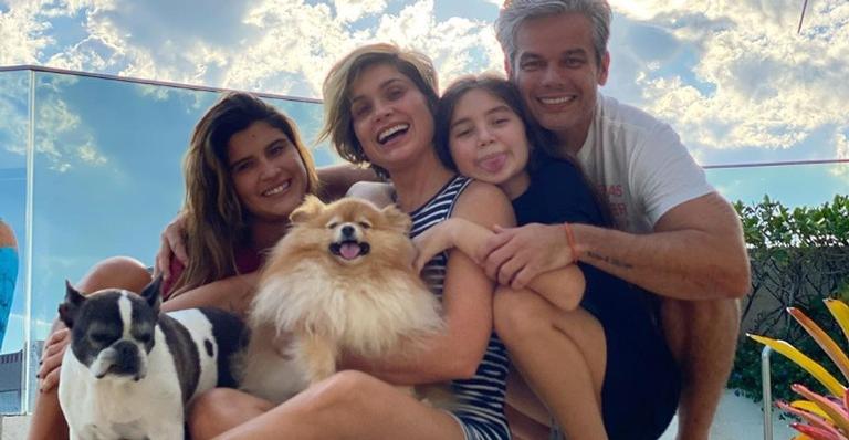 Flávia Alessandra expressa seu amor aos cachorros de estimação: ”Amamos incondicionalmente”