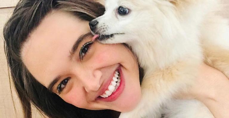Juliana Paiva compartilha clique fofo ao sair para passear com seu cachorro: ”Só com ele”