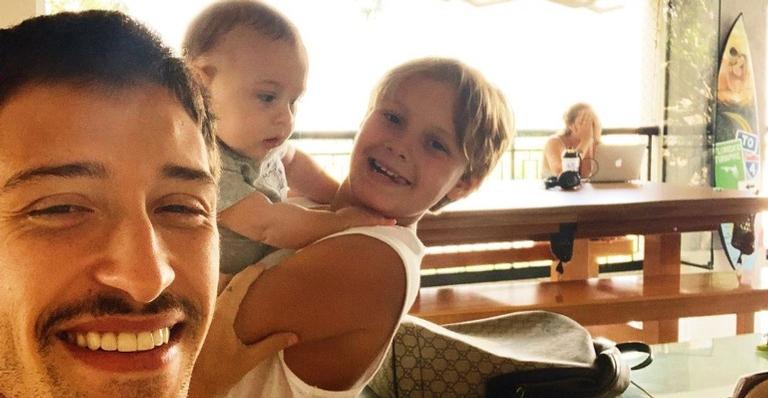Vinicius Martinez encanta com clique fofíssimo do filho se divertindo com o irmão, Davi Lucca