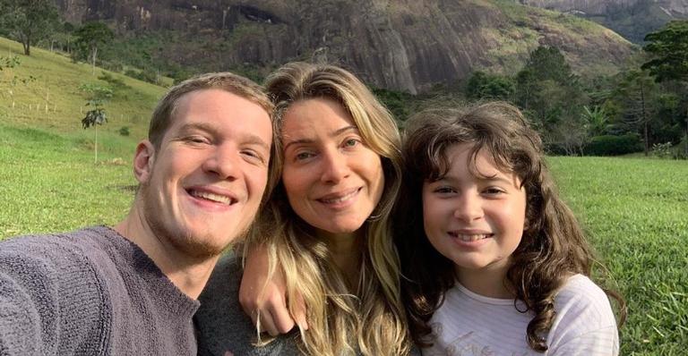 Leticia Spiller encanta com lindo clique ao lado da filha caçula: ”Chamegando”