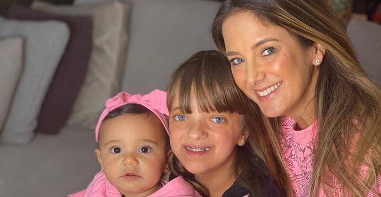Ticiane Pinheiro mostra a filha caçula brincando na lama: ”Descobertas”
