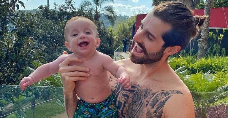Alok compartilha sequência de fotos com o filho e se declara: ”Minha alegria”